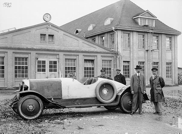 Mensch und Maschine: Karl Maybach (2. von rechts) vor einem Typ W 3 und der Produktionshalle der Maybach-Motorenbau GmbH (1924/25).